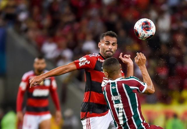 Lei do ex age, e Flamengo vence Fluminense na ida da final do Cariocão