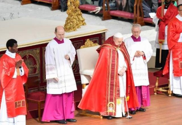 Papa Francisco celebra missa de Domingo de Ramos na Praça São Pedro