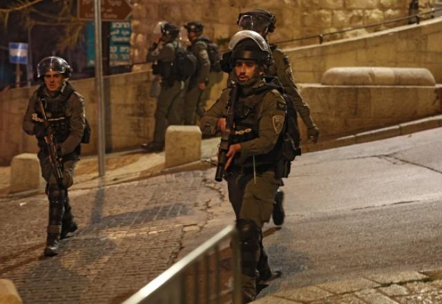 Polícia de Israel ataca fiéis palestinos em mesquita de Jerusalém