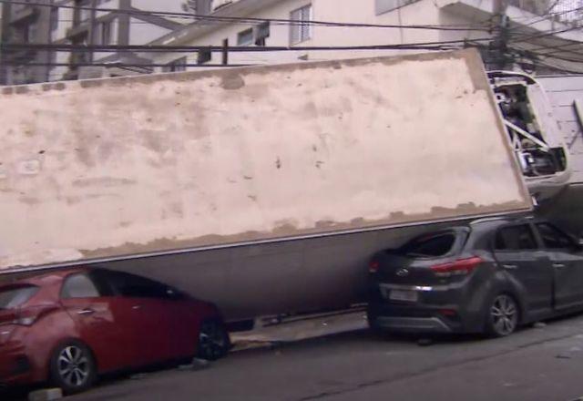 Carreta tomba e atinge carros em acidente na zona leste de SP