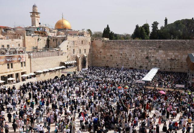 Sob tensão, Jerusalém recebe celebrações judaicas, cristãs e muçulmanas