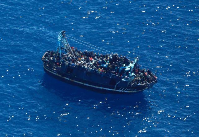 Barco com 400 migrantes fica à deriva no Mar do Mediterrâneo