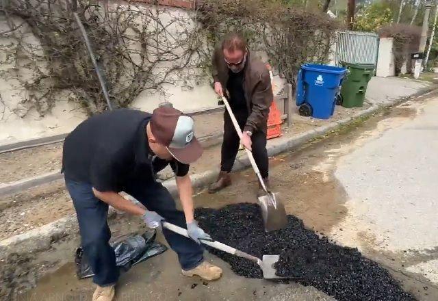 Cansado de demora, Arnold Schwarzenegger tapa buraco em estrada dos EUA