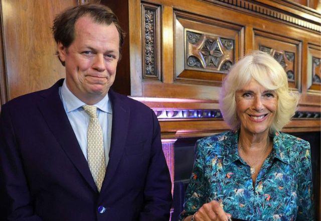 Filho de Camilla rebate críticas de príncipe Harry: "se casou com quem amava"