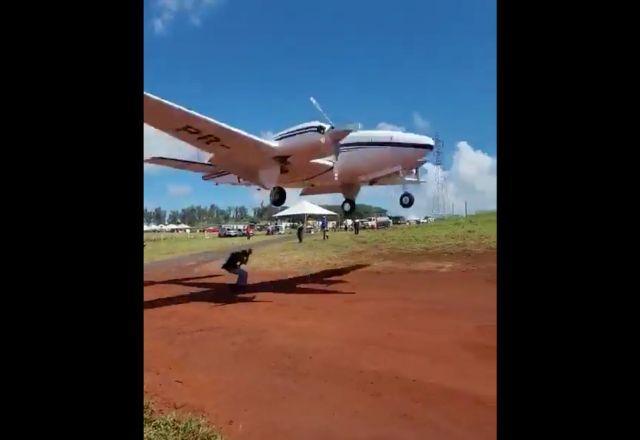 Avião quase atinge homem durante pouso em pista da Agrishow