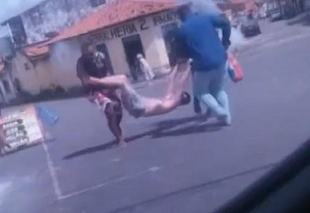 Homem é atacado por abelhas e é socorrido por populares