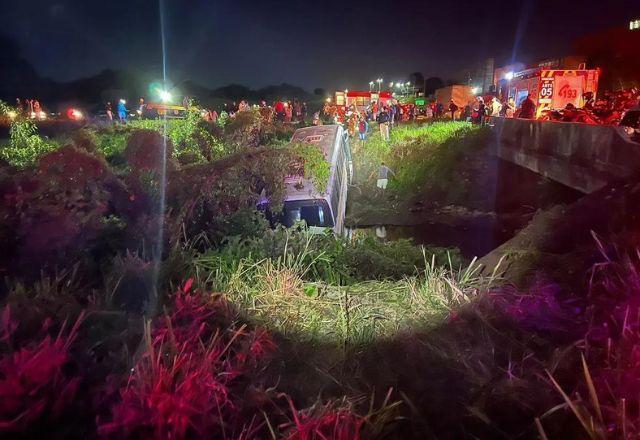 Ônibus cai em barranco e deixa 25 feridos em Fortaleza