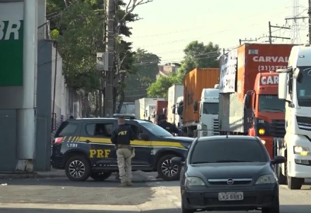 Caminhoneiros protestam contra aumento dos roubos de carga no Rio