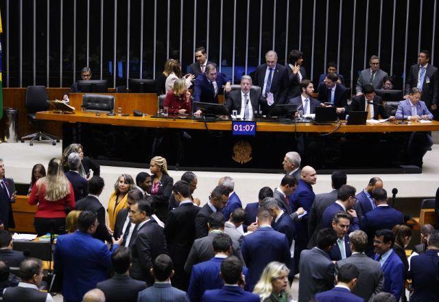 Em votação noite adentro, Câmara aprova novas regras fiscais