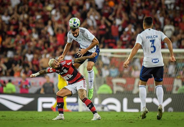 Flamengo e Cruzeiro ficam no empate em partida com gols de laterais-esquerdos