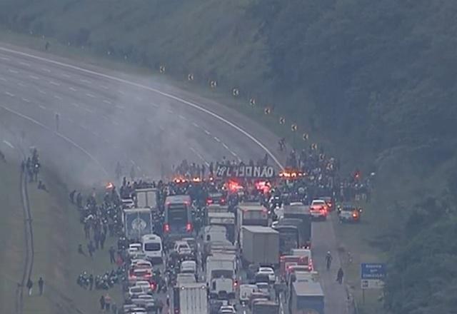 SP: indígenas protestam contra projeto de lei e interditam rodovia