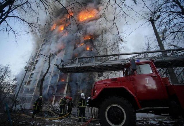 Bombardeio russo mata ao menos três pessoas em Kiev