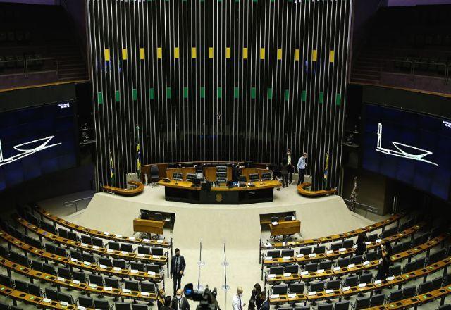 SBT News na TV: Câmara aprova reestruturação de ministérios; Collor condenado a mais de 8 anos