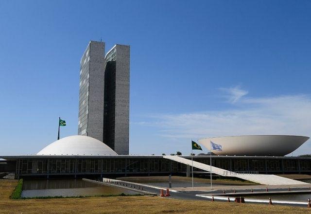 Nove dos senadores campeões de emendas votaram a favor da MP dos ministérios