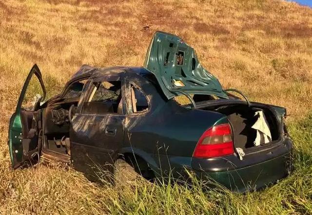 Mulher sobrevive após carro cair de 200 metros de altura em Juiz de Fora