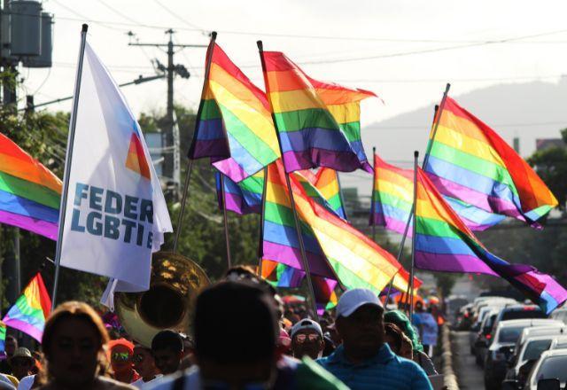 Jovens são condenados por bullying contra adolescente gay morto na França