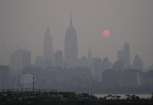 Fumaça de incêndios florestais no Canadá encobre céu dos EUA