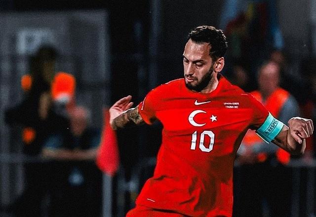 Çalhanoglu alfineta Gundogan antes de final na Turquia: "Escolheu a Alemanha"