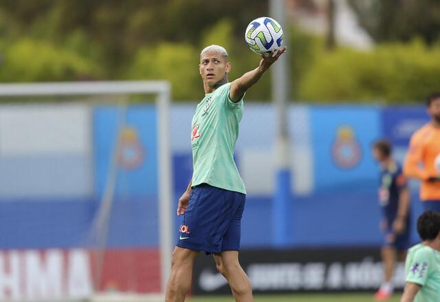 Richarlison se vê como camisa 9 da seleção brasileira: "Sou o homem gol"