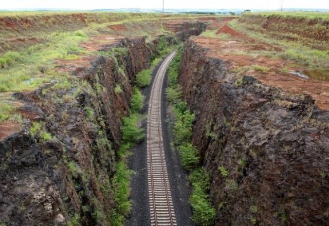 Ferrovia Norte-Sul levou 36 anos para ser concluída e tem 2 mil quilômetros