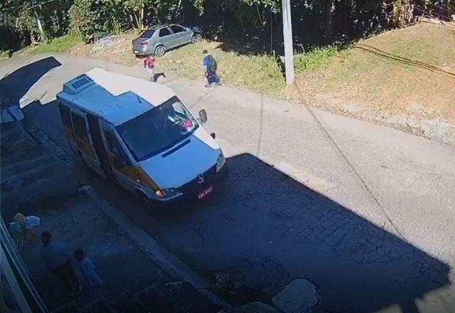 Van escolar com 20 crianças perde freio e despenca de barranco em SP