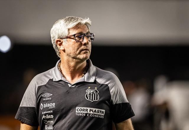 Odair Hellmann deixa o comando técnico do Santos após derrota em clássico