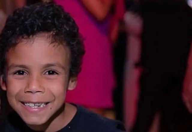 Criança de 7 anos é morta pelo pai adotivo por abrir geladeira