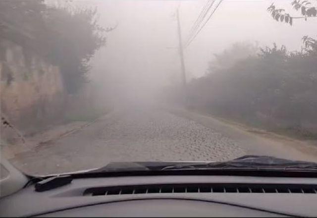 Teresópolis fica encoberta por fumaça de incêndio em aterro sanitário