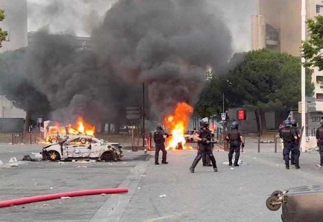 Protestos na França: bombeiro morre em combate a incêndios na capital