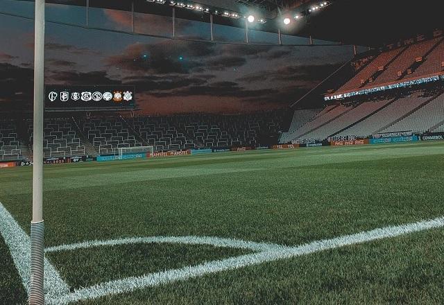 Corinthians é punido com um jogo sem torcida por cantos homofóbicos 