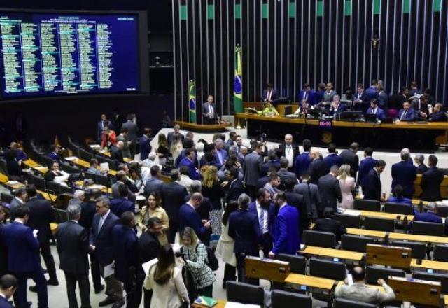 Governo alcança marco histórico e aprova reforma tributária na Câmara