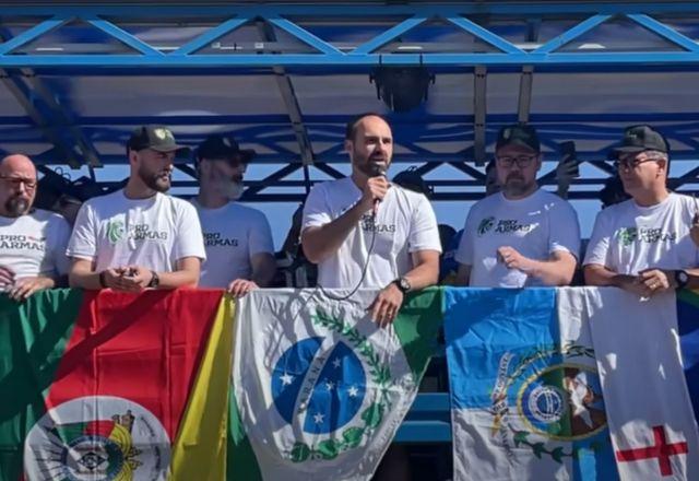 Eduardo Bolsonaro participa de manifestação pró-armas em Brasília