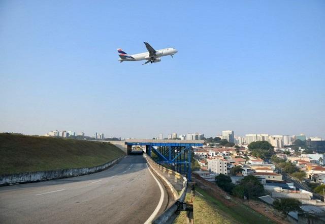 SP: mulher morre após ser atropelada por caminhão em aeroporto