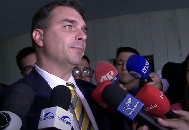 "Ficam puxando o saco do Lula" por vaga na PGR, diz Flávio Bolsonaro