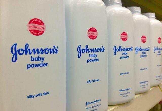 Johnson & Johnson é condenada a pagar R$ 90 mi em caso de câncer causado por talco