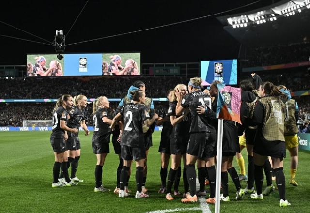 Casas cheias e vitória inédita: os primeiros minutos da Copa do Mundo Feminina