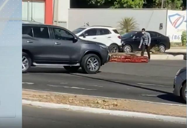 Caixão com corpo dentro cai de carro funerário no Piauí