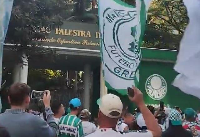 Torcida do Palmeiras protesta contra Leila Pereira: "Venda o avião e ajude o Abel"