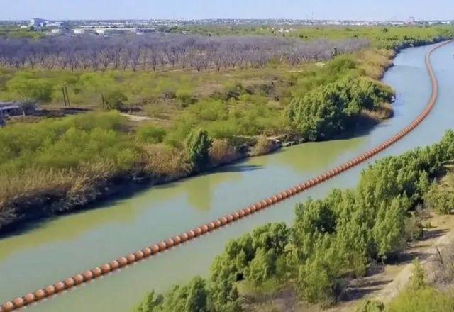 Governo dos EUA processa Texas por barreira flutuante para impedir migração