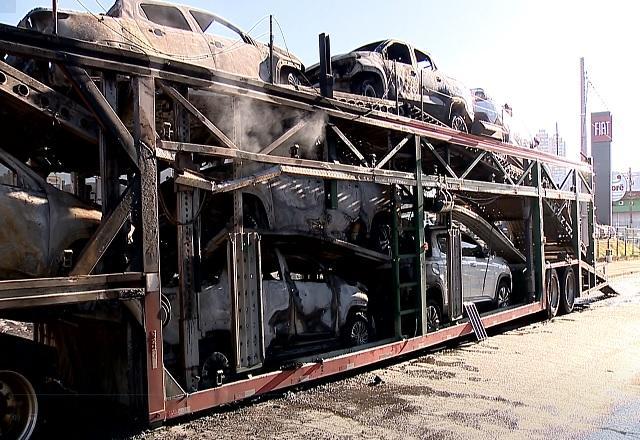 Caminhão-cegonha com veículos de luxo pega fogo em avenida