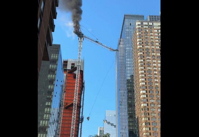 Vídeo: guindaste pega fogo e despenca em Nova York