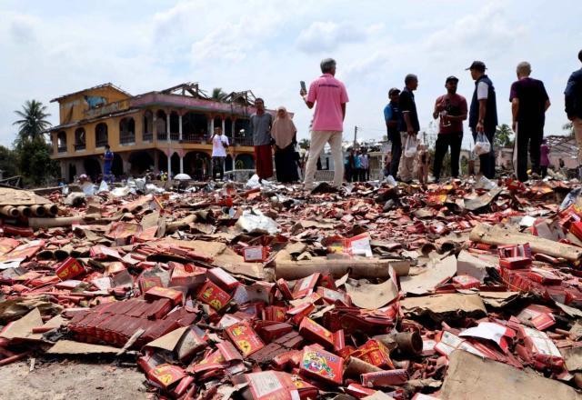 Doze morrem e 100 ficam feridos em explosão de mercado de fogos de artifício na Tailândia