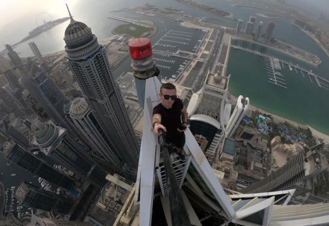 Homem conhecido por escalar edifícios morre após cair do 68º andar em Hong Kong