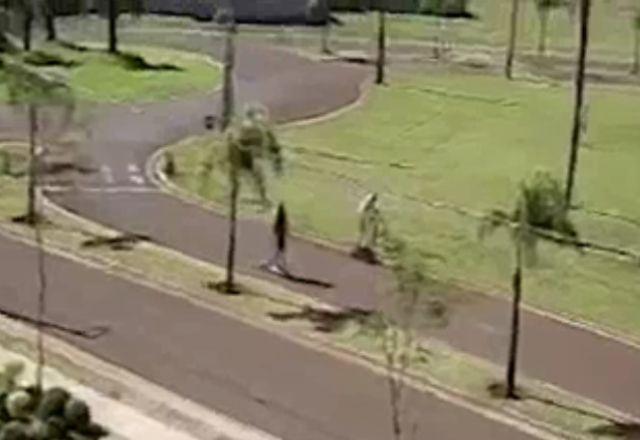 Ladrões são flagrados fugindo de patinetes após roubo em condomínio