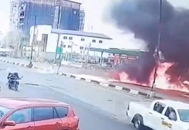 Avião de pequeno porte cai em avenida movimentada; veja vídeo