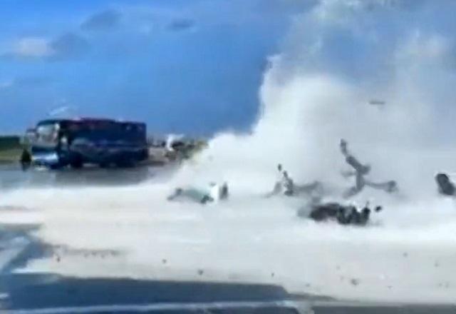 Flagra: onda forte invade ponte e leva tudo pela frente