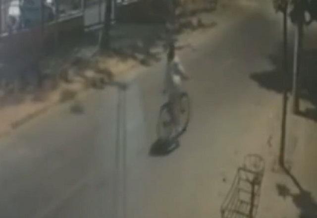 Mulher em bicicleta passa mal, cai, morre e é roubada em BH