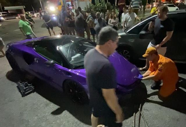 Carro de luxo e veículo de motorista por aplicativo colidem em Maceió (AL)