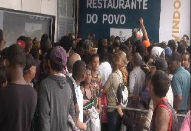 Reabertura de restaurante popular tem confusão após discursos longos