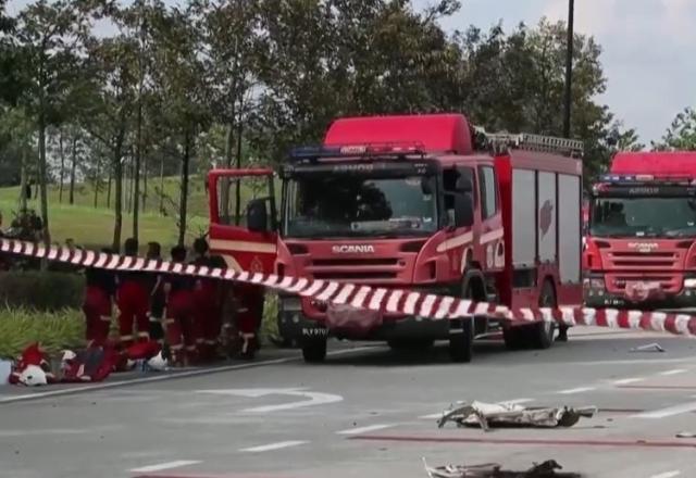 Avião cai em avenida e mata dez pessoas na Malásia